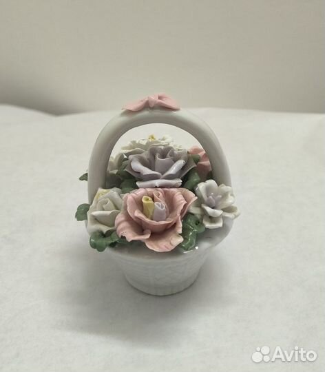 Фарфоровая корзина с цветами