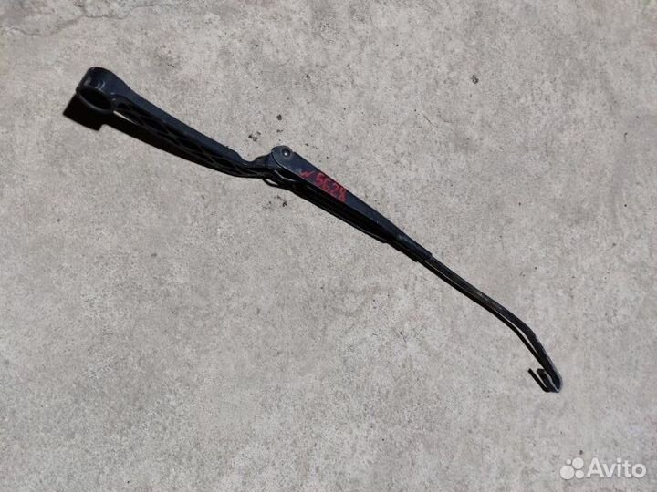 Поводок стеклоочистителя левый Audi 100 седан 2.5
