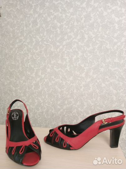 Продам босоножки женские новые р.39 Италия