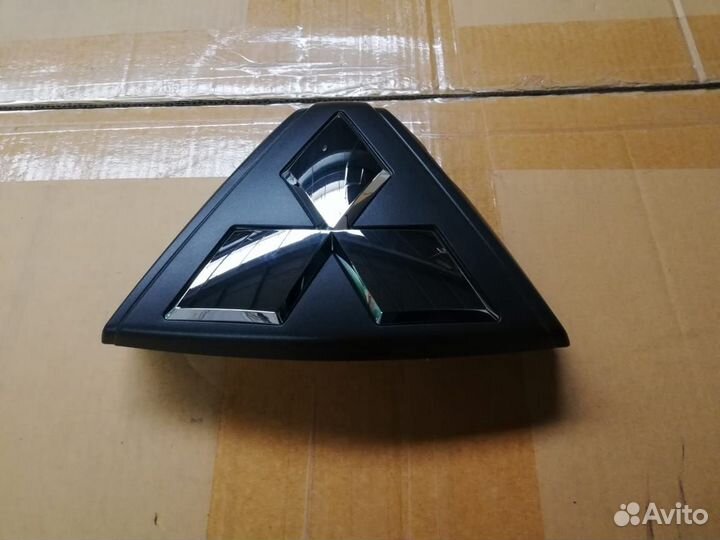 Эмблема решетки радиатора Mitsubishi Pajero Sport