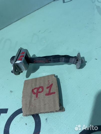 Ограничитель двери задний левый nissan juke