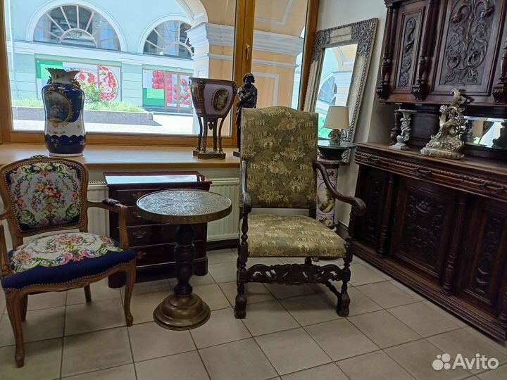 Старинный столик с латунной столешницей