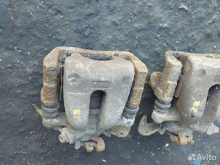 Суппорт тормозной задний Опель Зафира Б