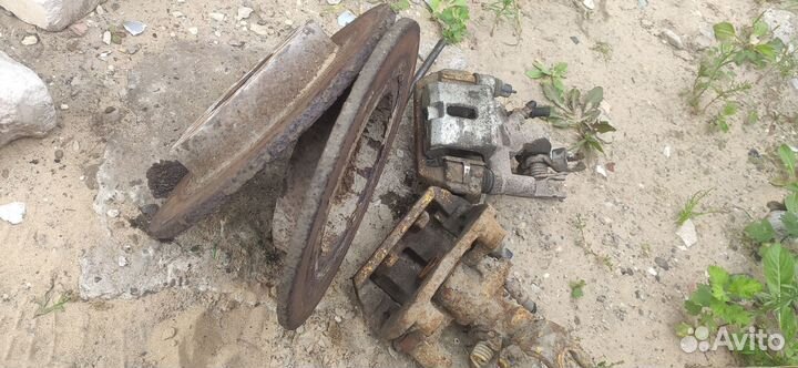 Суппорт тормозной задний Мазда 626 GE 1997