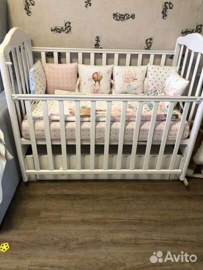 Детская кроватка с маятником