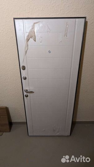 Дверь входная металлическая от застройщика
