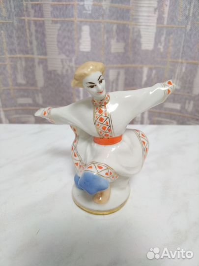 Фарфоровая статуэтка Коростень юноша танцор