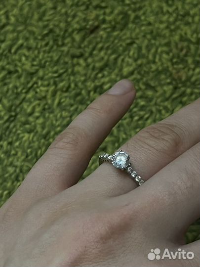 Кольцо с фианитом