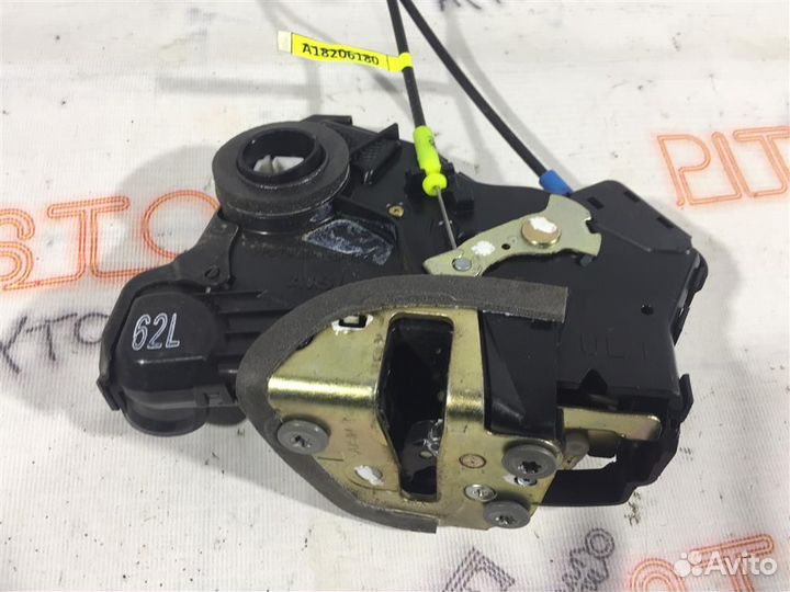 Замок двери передний левый Toyota Avensis (AZT250