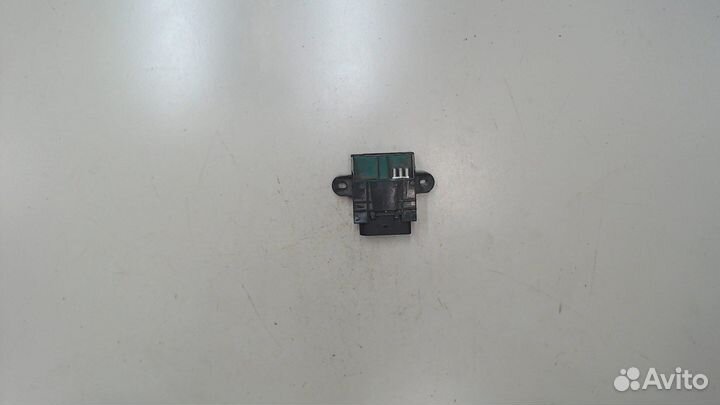 Реле бензонасоса Volkswagen Tiguan, 2011