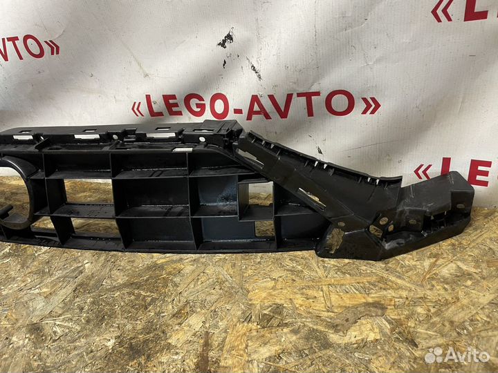 Audi A6 C8 Кронштейн решётки радиатора