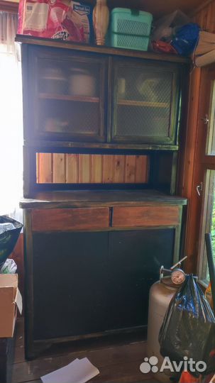 Старинный антикварный шкаф буфет