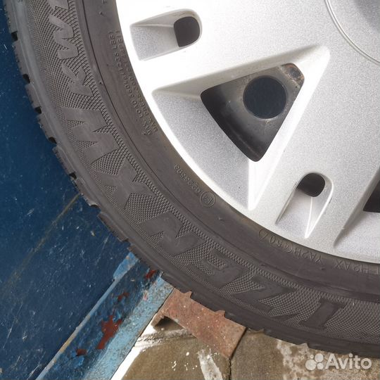 Kumho izenxw 195/60r15 + диск + колпак ford
