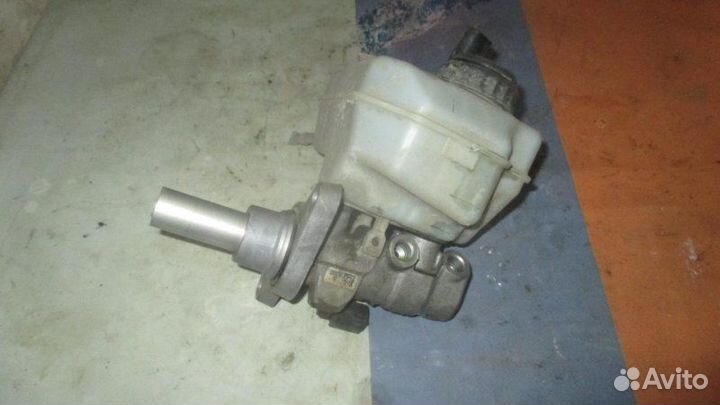 Цилиндр главный тормозной с бачком Audi Q3 2011