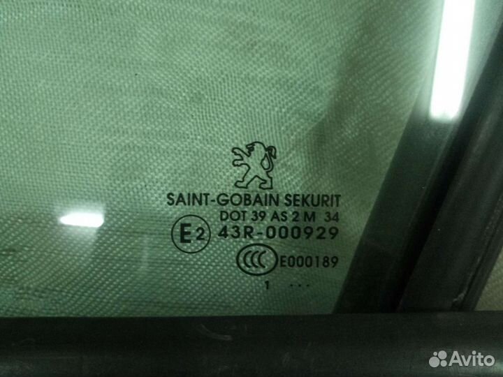 Стекло передней левой двери Пежо 308