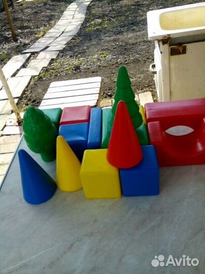 Игрушки и кубики для детей