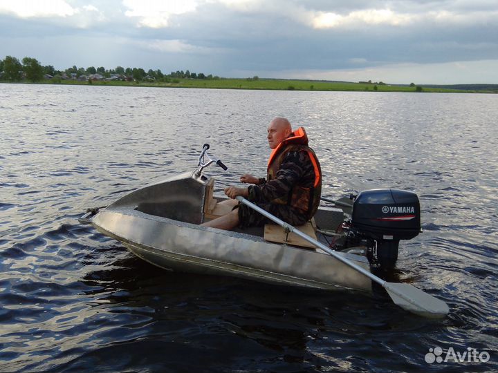 Лодка с веслами