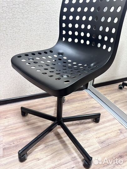 Стул офисный на колесах