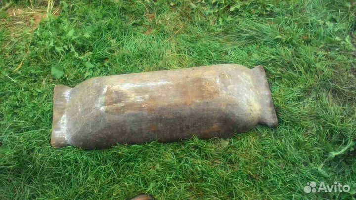 Старинные долбленое корыто и насос