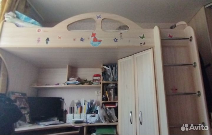 Детская кровать чердак со столом и шкафом
