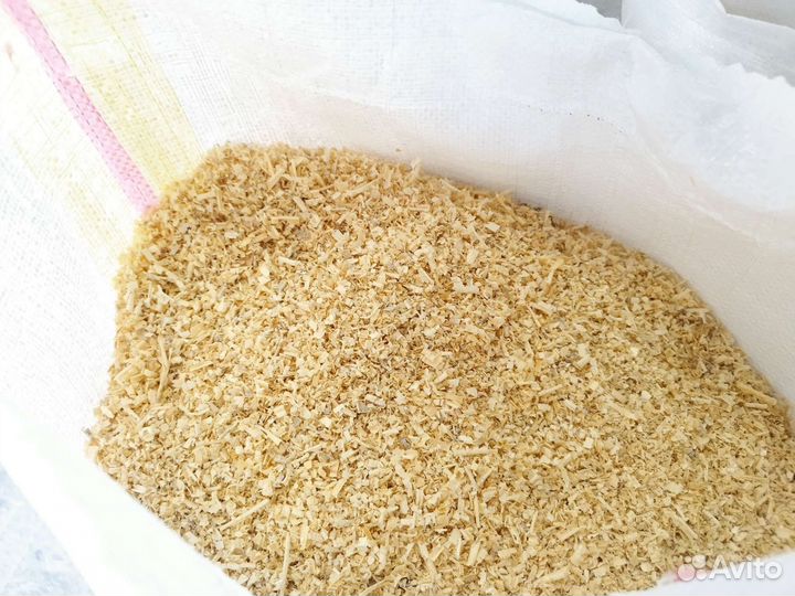 Сухие опилки в мешках