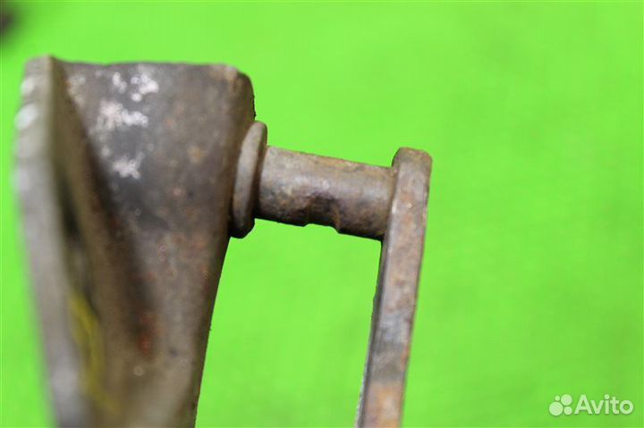 Петля замка багажника Toyota Town Ace Noah SR40