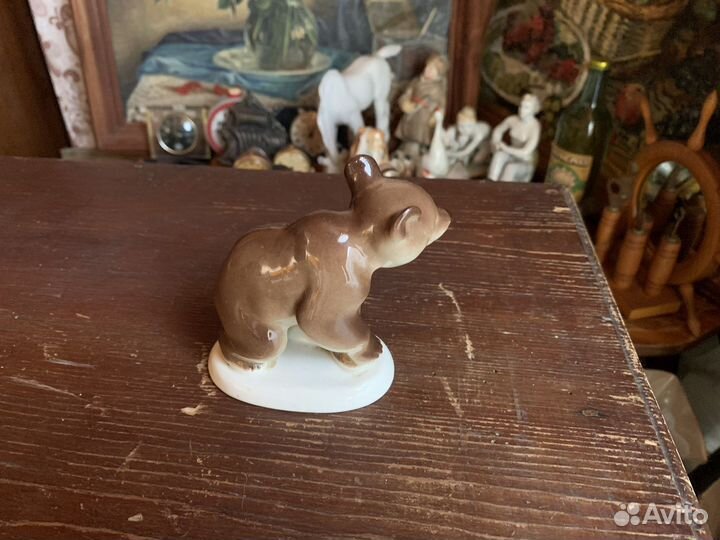 Статуэтка лфз «Медвежонок присевший»