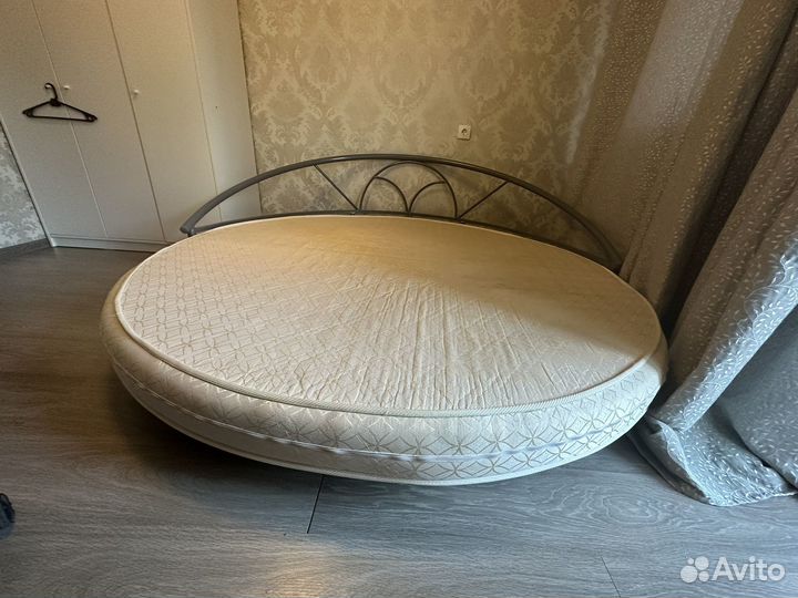 Круглая кровать