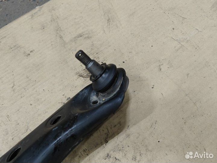 Рычаг подвески передний правый Toyota Isis ZGM10G