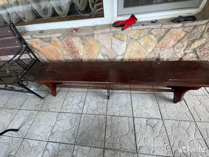 Деревянные скамейки и столы