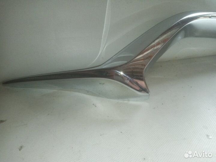 Молдинг решетки радиатора передний левый Mazda