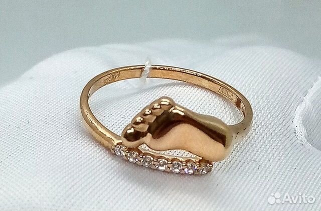 Кольцо с синтетическим камнем Золото