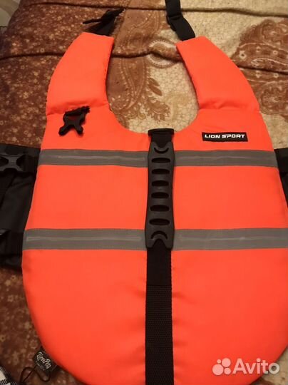 Жилет для средних собак с дорожной бутылкой