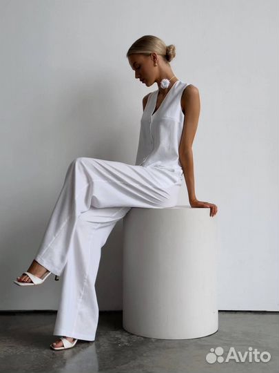 Брючный костюм с жилеткой