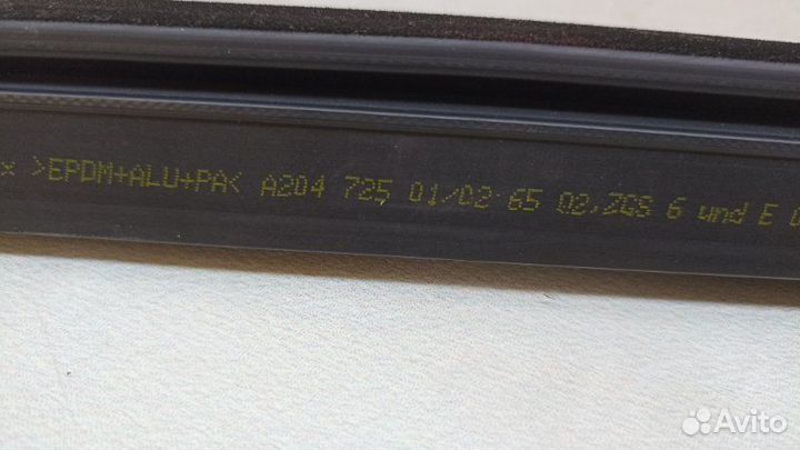 Уплотнитель стекла двери передний левый