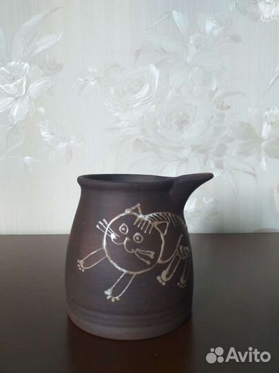 Глиняный кувшин молочник