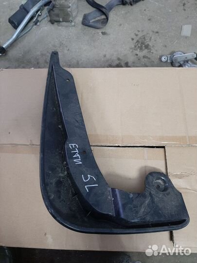 Передний правый брызговик Skoda Yeti