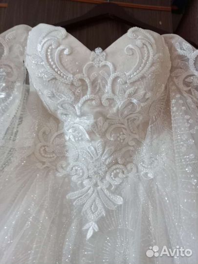 Свадебное платье со шлейфом