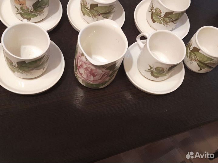 Чашка с блюдцем и молочник