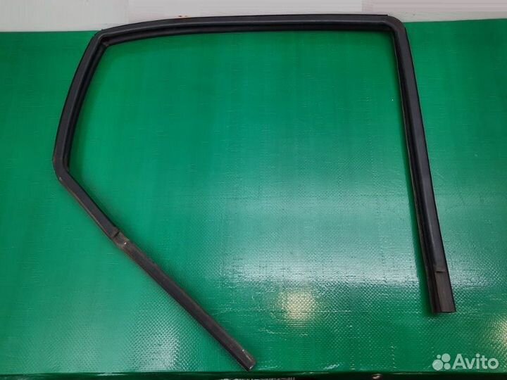 Уплотнитель стекла двери задний левый Лада Калина