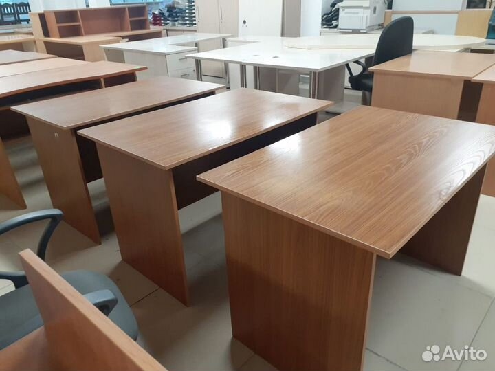 Много офисной мебели б.у