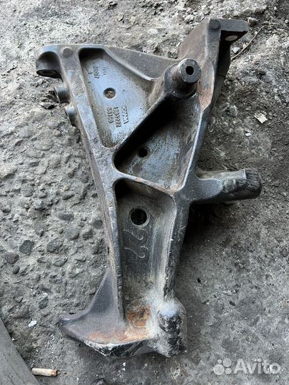 Кронштейн усилителя бампера RH 1885222