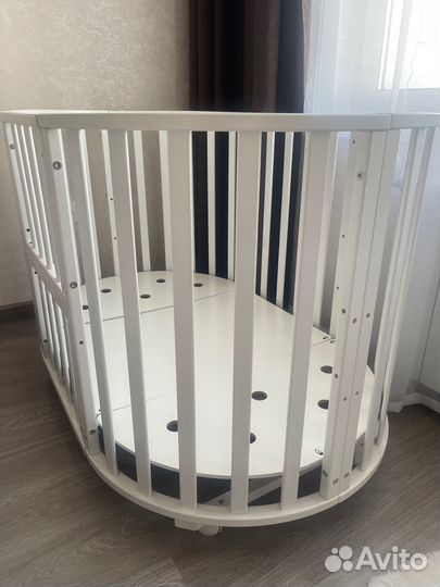 Продам детскую кроватку с маятником (белая)