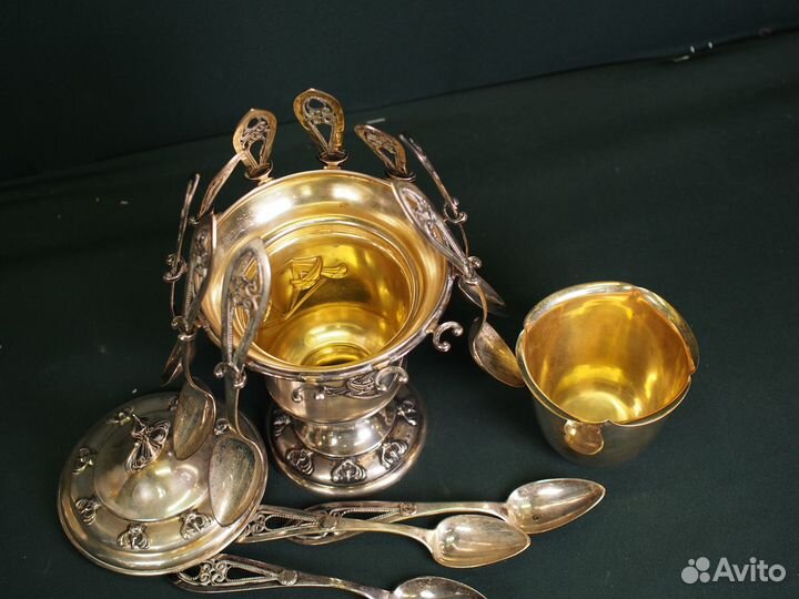 Антикварная серебренная икорница. Европа