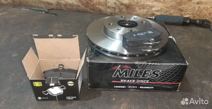 Передние тормозные диски и колодки для Лада Гранта