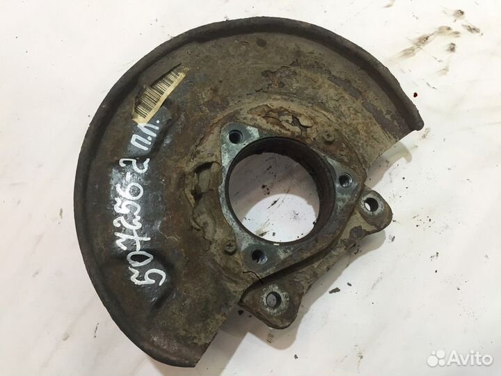 Кулак поворотный передний левый