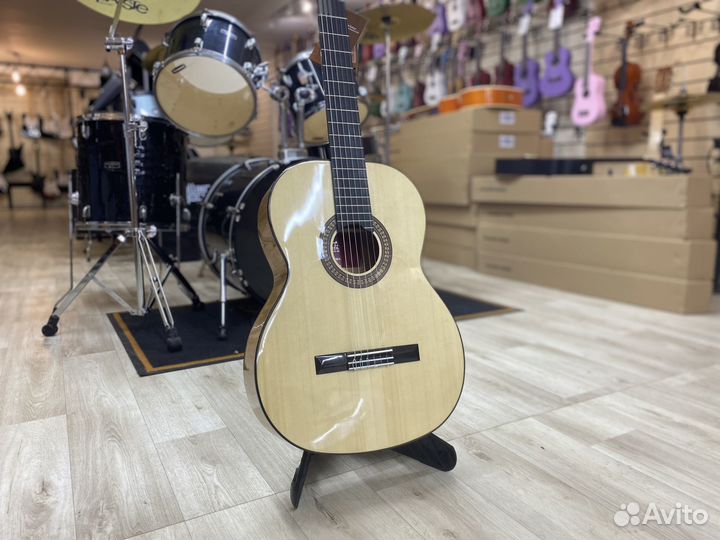 Классическая гитара Martinez