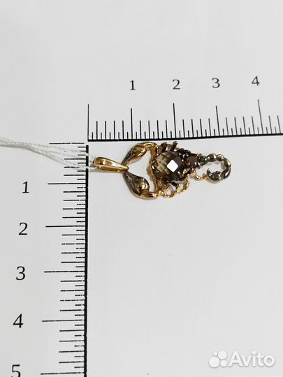 Золотая подвеска с камнем