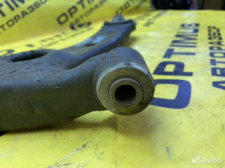 Рычаг передний правый нижний Toyota Voxy