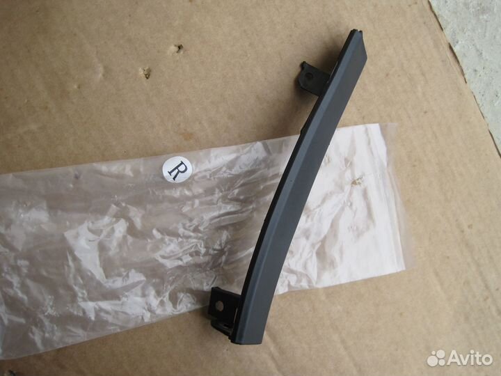 Молдинг переднего бампера правый Honda CR V 3 06-1